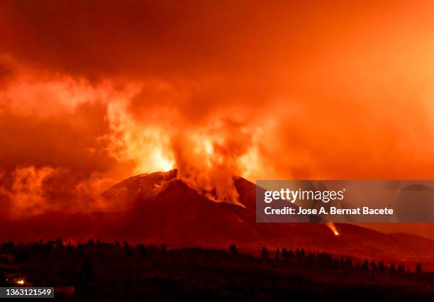 volcanic eruption, close-up of the crater expelling pyroclasts and lava at night. volcano of cumbre vieja in the canary island of la palma. - 2021 cumbre vieja volcano eruption photos et images de collection