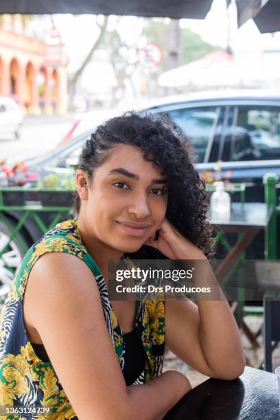 brazilian black woman portrait - real people stockfoto's en -beelden
