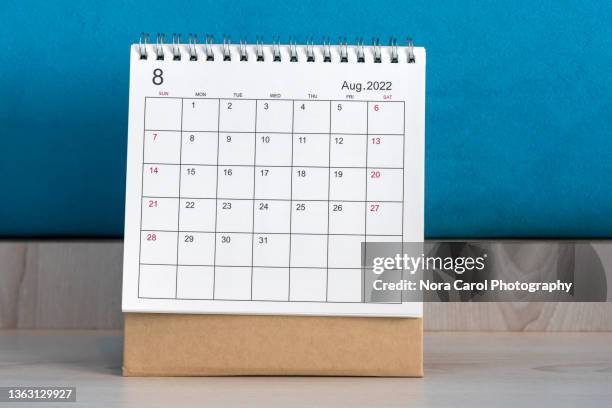 august 2022 desk calendar on blue background - august stock-fotos und bilder