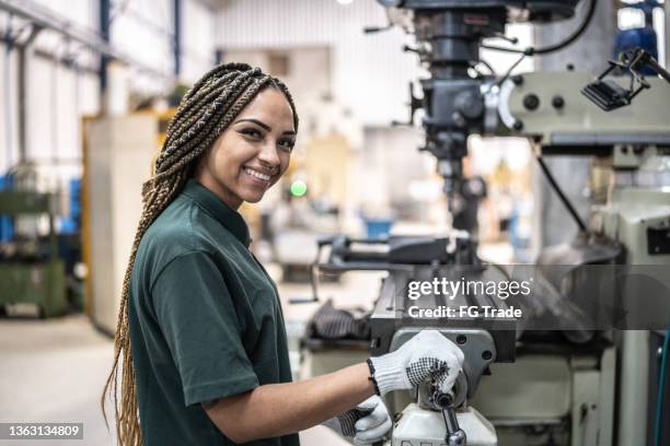 porträt einer frau, die in einer fabrik/branche arbeitet - work gender equality stock-fotos und bilder