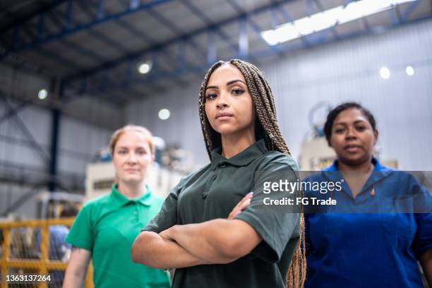 retrato de trabalhadores em uma fábrica/indústria - direitos da mulher - fotografias e filmes do acervo