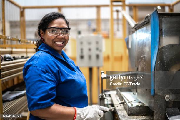 retrato de uma mulher adulta média trabalhando em uma fábrica/indústria - indústria metalúrgica - fotografias e filmes do acervo