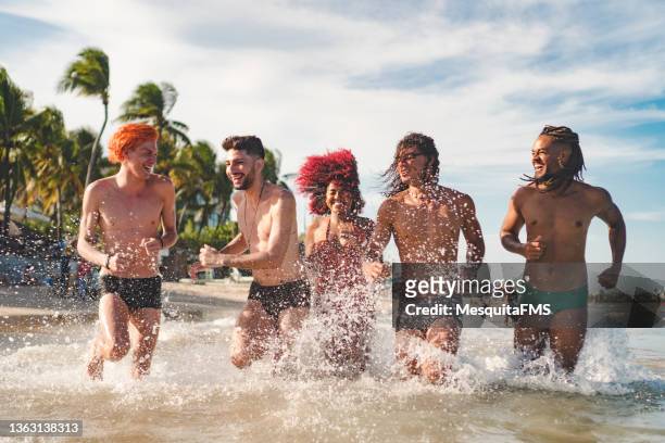 gente corriendo en la playa tropical - porto galinhas fotografías e imágenes de stock