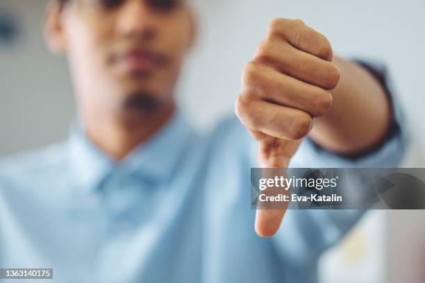 hand sign - polegar para baixo imagens e fotografias de stock