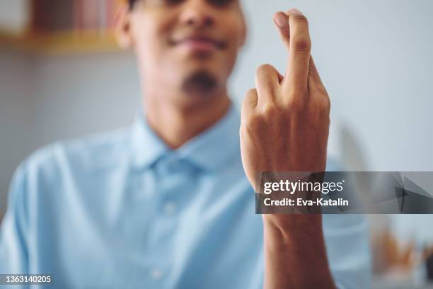 hand sign - hypocrisy stockfoto's en -beelden