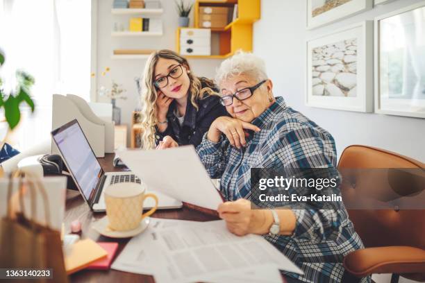 grandmother spending time with her granddaughter - tax 個照片及圖片檔