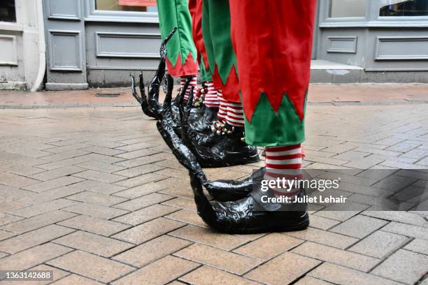 elf shoes. - medieval shoes stockfoto's en -beelden