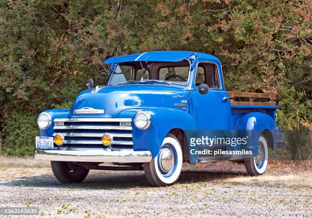 vieja camioneta chevrolet azul, isla lópez, islas san juan, noroeste de los estados unidos de américa. - old truck fotografías e imágenes de stock