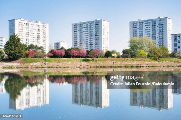 reflection of apartment buildings in the cher, in tours, france - french building stock-fotos und bilder