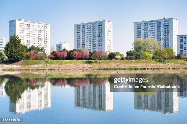 reflection of apartment buildings in the cher, in tours, france - casa popolare foto e immagini stock