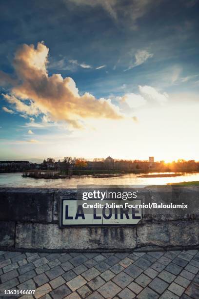 the loire seen from the pont wilson in tours, france. - france et panneaux de signalisation photos et images de collection