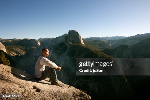 Man sit Glacier Point, Haft Dome in backroung