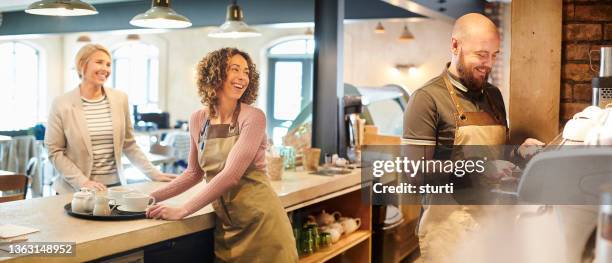 happy coffee shop - barista coffee restaurant stockfoto's en -beelden