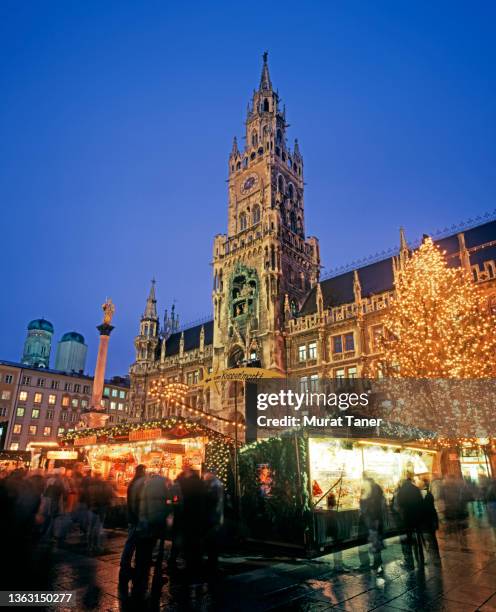 christmas market in munich - marienplatz 個照片及圖片檔