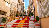 Escaleras pintadas con la bandera de España en una calle de Calpe en Alicante