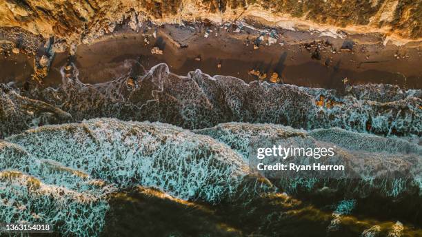 aéreo sobre olas al atardecer - playa de santa mónica fotografías e imágenes de stock