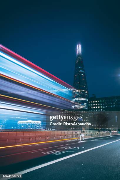 bus in motion near the shard in central london - shard-london-bridge imagens e fotografias de stock