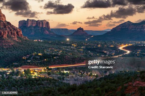 sedona, arizona - puesta de sol en el paisaje desértico del suroeste de ee. uu. - arizona fotografías e imágenes de stock