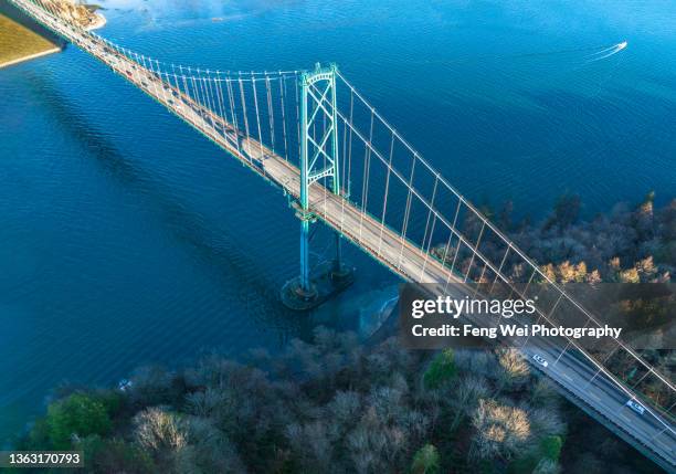 lions gate bridge, vancouver, british columbia, canada - vancouver lions gate stockfoto's en -beelden