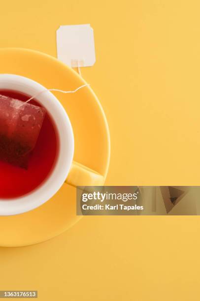 yellow tea cup on a yellow background - tea cup overhead view photos et images de collection