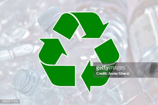 símbolo de reciclaje y botellas de plástico de fondo - símbolo stock pictures, royalty-free photos & images