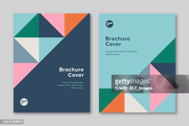 ilustraciones, imágenes clip art, dibujos animados e iconos de stock de plantilla de diseño de portada de folleto con gráficos de triángulo geométrico - brochure