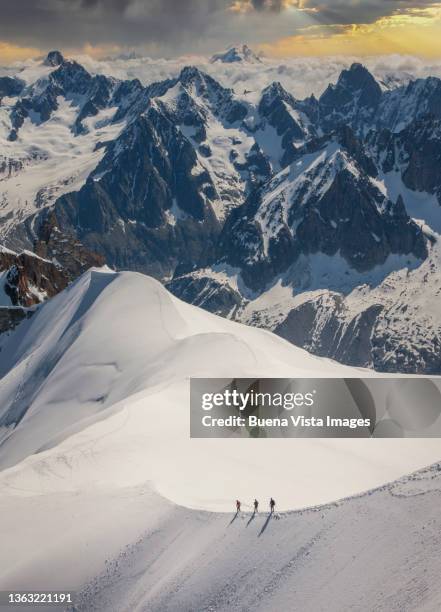 climbers on a snowy ridge - aiguille de midi imagens e fotografias de stock