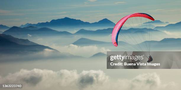 paraglider over mountains - parapente fotografías e imágenes de stock