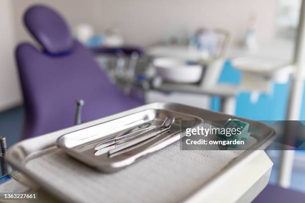 equipment in modern dentist clinic - dentists chair stockfoto's en -beelden