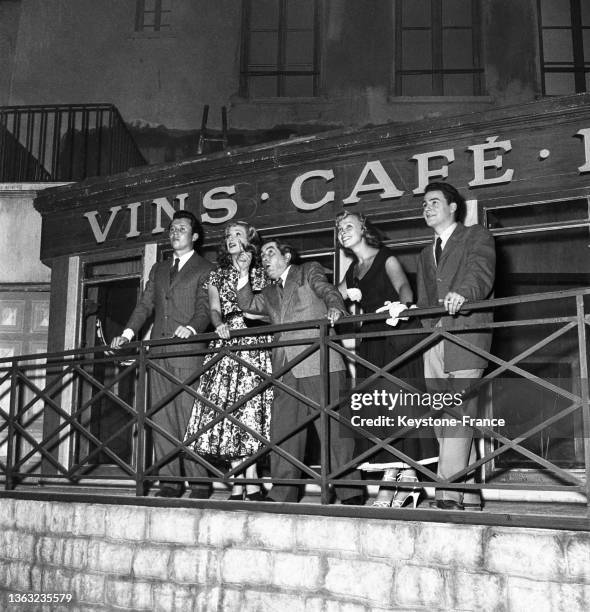 Les acteurs du film "La Fête à Henriette" Michel Roux, Dany Robin, Hildegarde Neff et Michel Auclair et le réalisateur julien duvivier, le 28 août...