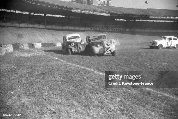 Un concurrent s'entraîne au stade buffalo avant l'ouverture public de la course de stock-car, le 05 mai 1953.