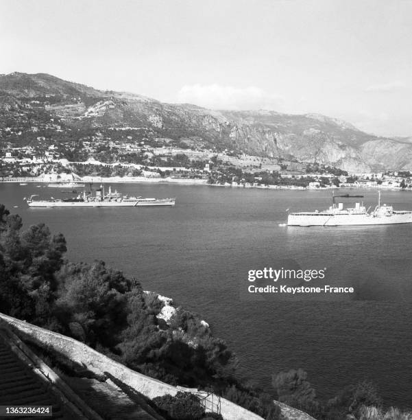 Le vaisseau de l'amiral Cassady et le "Forth" de la royal Navy stationne en rade de Villefranche, le 18 septembre 1952.