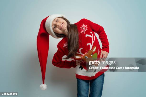 cute smiling girl in santa hat and christmas sweater - carta papa noel photos et images de collection