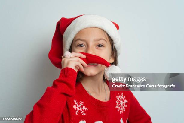 girl in santa hat - carta papa noel photos et images de collection