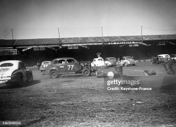 Des pilotes s'affrontent dans une course de Stock-Car au stade Buffalo, le 10 mai 1953.