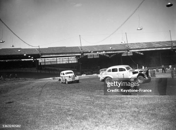 Des pilotes s'affrontent dans une course de Stock-Car au stade Buffalo, le 10 mai 1953.