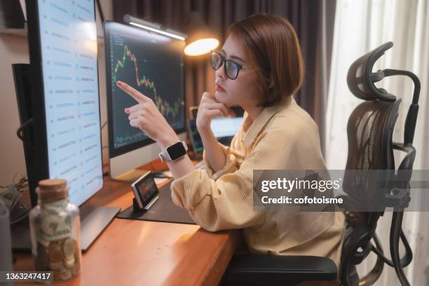 femme cherchant et analysant transaction hash sur blockchain avant de négocier la crypto-monnaie, la décentralisation et le concept de marché boursier - trading desk photos et images de collection