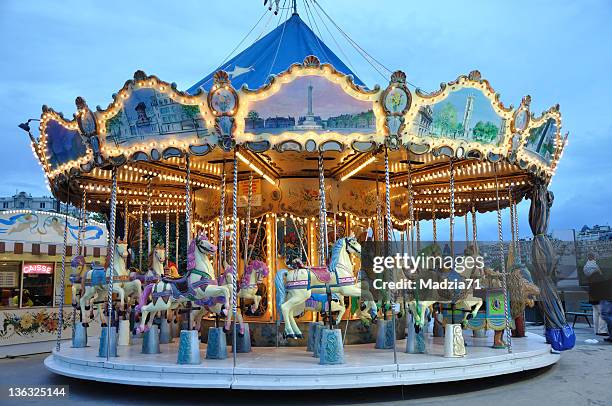 carrousel al crepuscolo - giostra foto e immagini stock