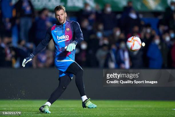 Norberto Murara Neto of FC Barcelona warms up prior to the Copa del Rey Round of 32 match between Linares Deportivo and FC Barcelona at Estadio...