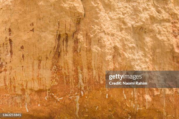 textured ochre cliff face on the great ocean road, australia - cliff texture stockfoto's en -beelden