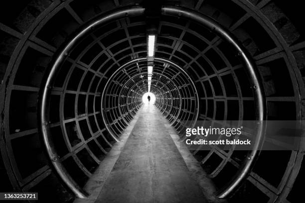 dark tunnel - schwarz weiss stock-fotos und bilder