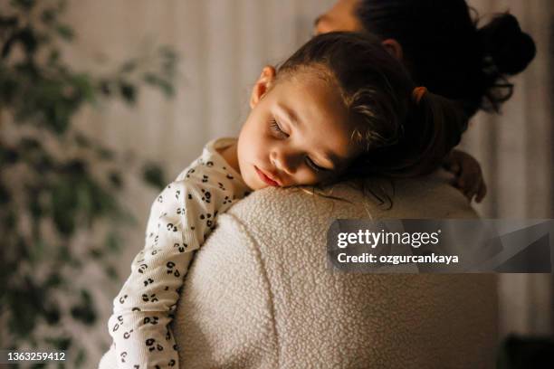 jeune père et fille sieste ensemble - toddler photos et images de collection