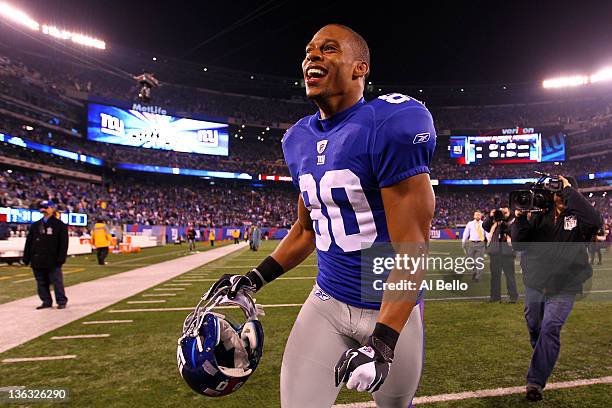 Victor Cruz of the New York Giants celebrates as he runs off of the field after defeating the Dallas Cowboys at MetLife Stadium on January 1, 2012 in...