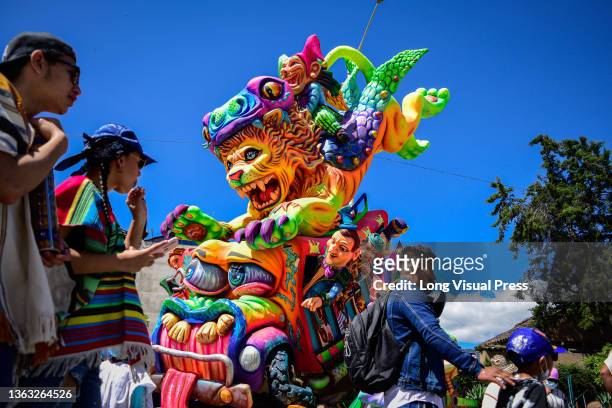 People gather to see float cars decorated with allusive Colombian and Andean region characters and traditions during the Carnival of Blancos Y Negros...