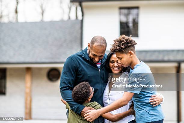 portrait of family in front of residential home - familie eigenheim stock-fotos und bilder
