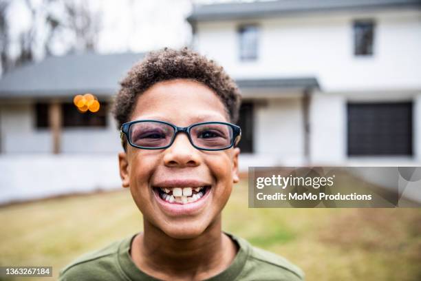 portrait of tween boy in front of residential home - indian boy portrait stockfoto's en -beelden