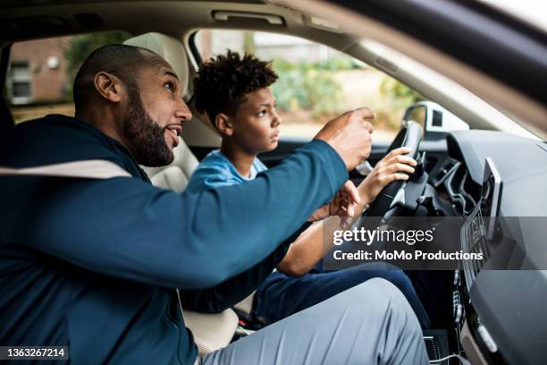 father teaching teenage son to drive in his first car - 13 reasons why stock-fotos und bilder