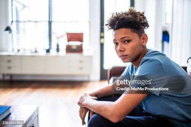portrait of teenage boy in residential living room - élève 12 ans photos et images de collection