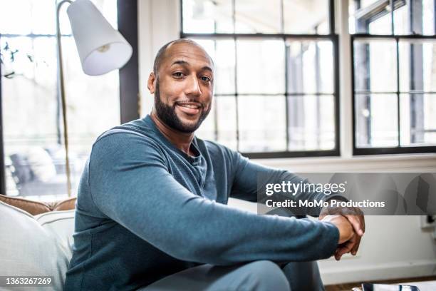 portrait of father at home in residential living room - quadragénaire photos et images de collection