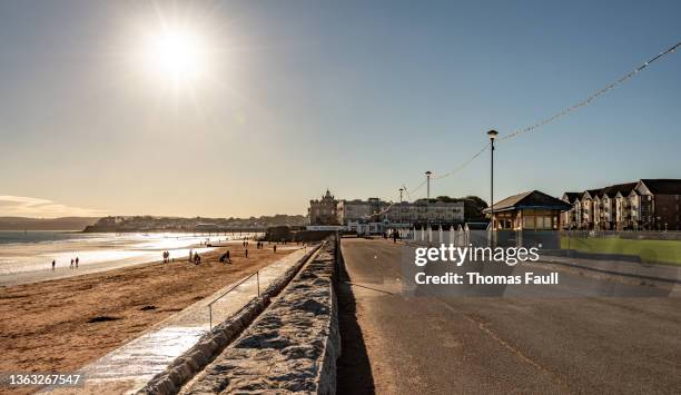 paignton seafront at dusk - paignton imagens e fotografias de stock